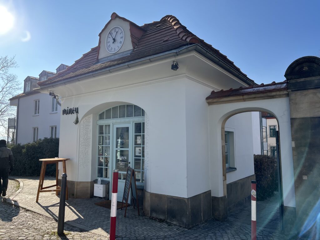Das Café Minou am Waldschlöddchen in Dresden - Außenansicht. 