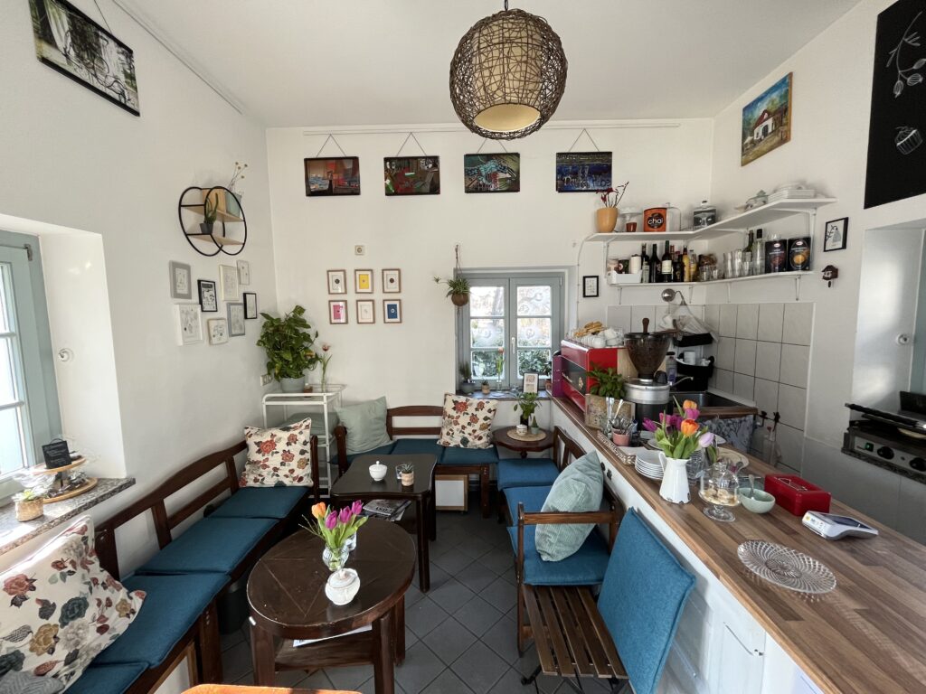 Der Gastraum des kleinsten Cafés Dresden - Cafe Minou. 