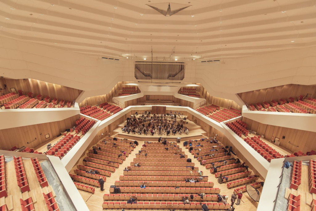 Im Konzertsaal spielen viele nationale und internationale Orchester und sorgen für Begeisterung. Foto von Jörg Simanowski