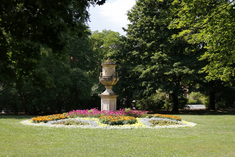 Der Park Bürgerwiese in Dresden eignet sich perfekt für gemütliche Spaziergänge im Grünen. 