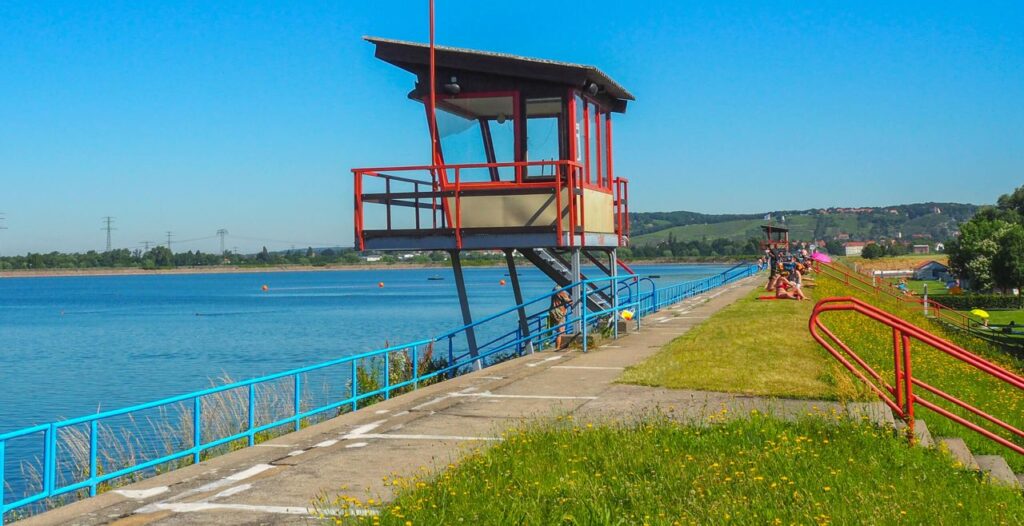 Blick auf das Stauseebad Cossebaude mit Rettungsschwimmersitz