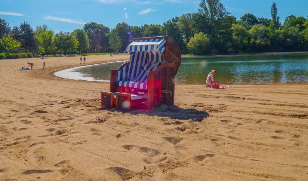 Strandkorb im Sand im Strandbad Wostra