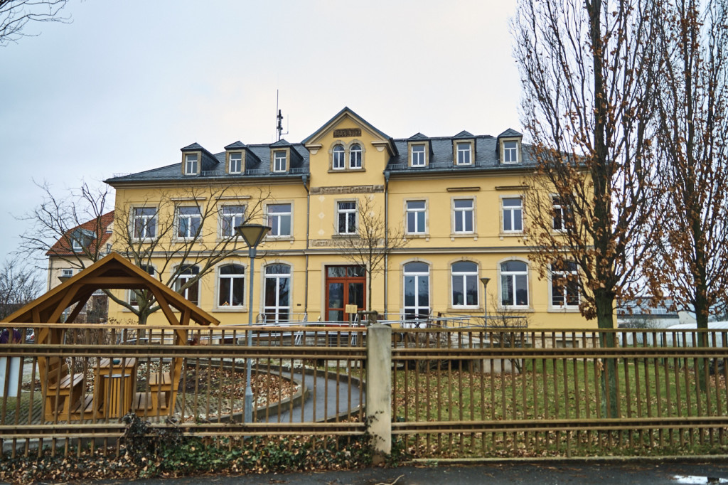 Villa auf der Cossebauder Straße, ehemals alte Schule Gohlis, heute Einrichtung der Lebenshilfe Dresden