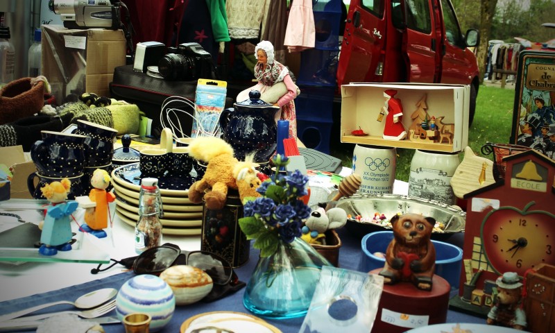 Viele Gegenstände auf einem Trödelmarkt