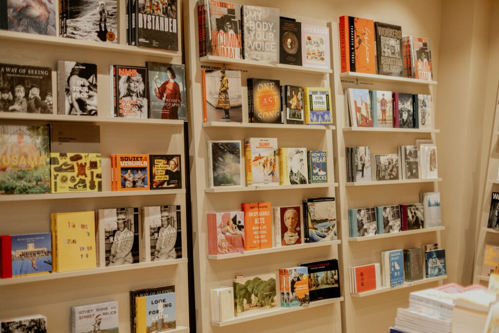 Helles Holz-Bücherregal in einer Buchhandlung