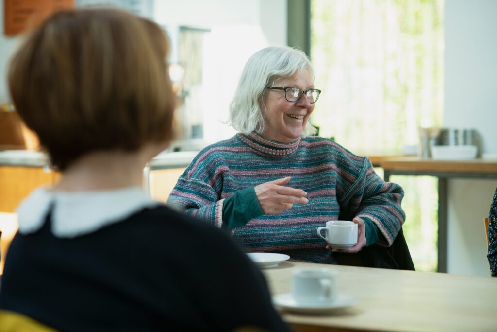 Ältere Damen unterhalten sich bei Kaffee