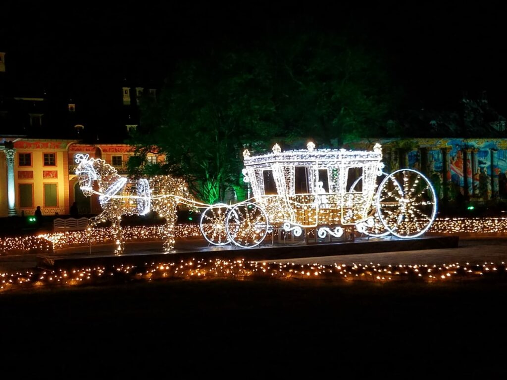 Beleuchteter Schlitten mit Pferd im Christmas Garden in Pillnitz