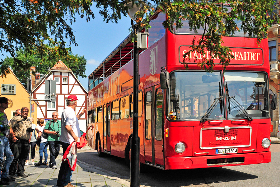 Bus der Roten Doppeldecker bei einer Stadtrundfahrt durch Dresden