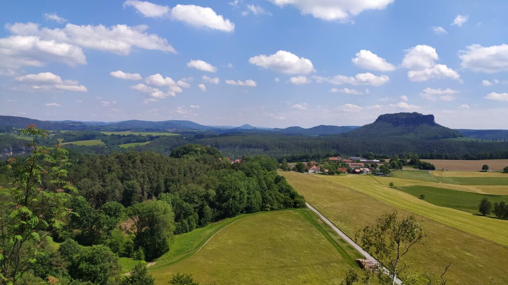 Blick von der Aussichtsplattform Rauenstein auf den Lilienstein.