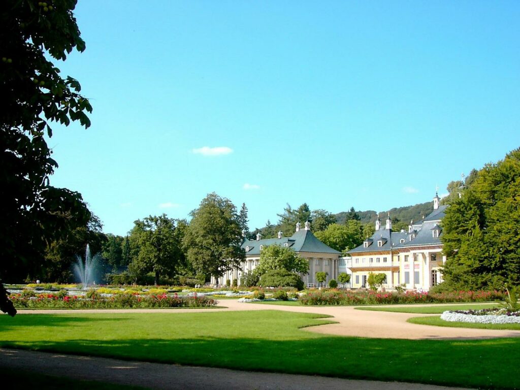 Das Barockschloss Pillnitz mit begrüntem Schlosspark.