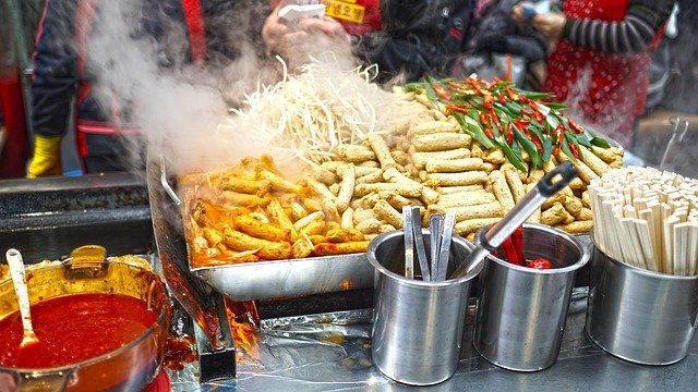 Dampfende Gerichte beim Streetfood-Markt