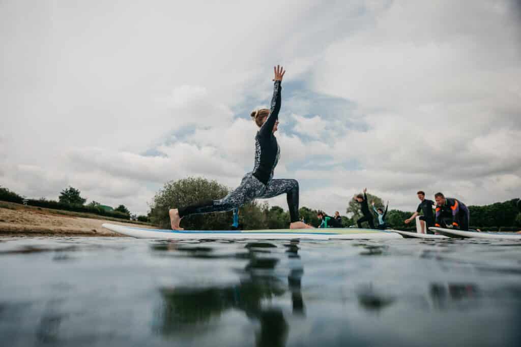 ein geführter Yogakurs auf den Paddleboards im Wasser.