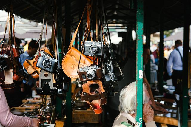 Alte Kameras auf dem Flohmarkt.