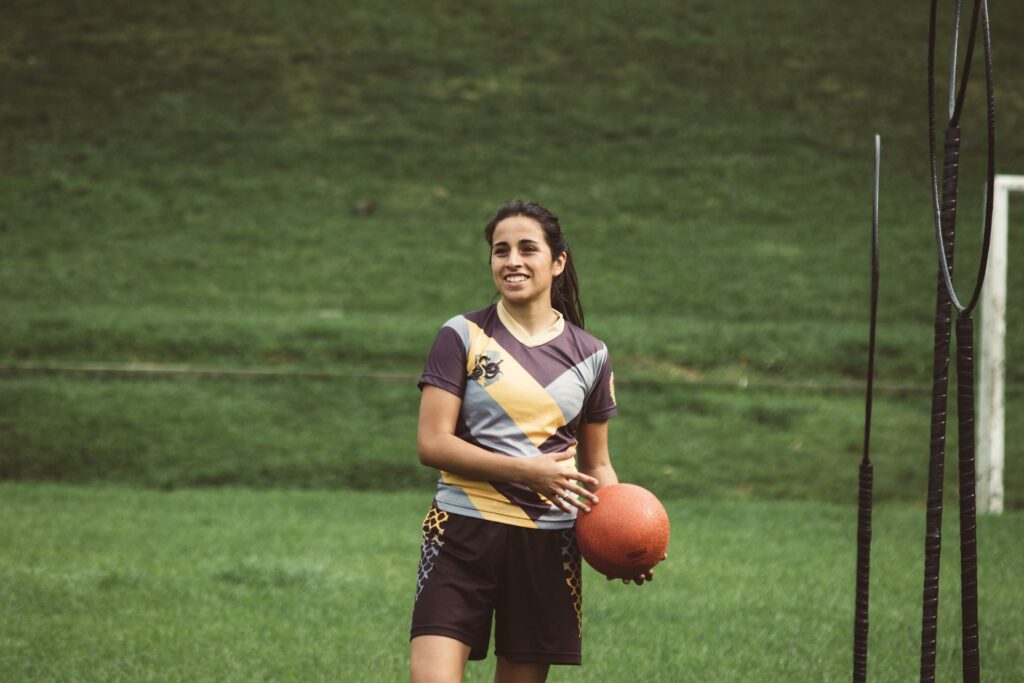 Eine Frau mit Ball in der Hand auf dem Quidditch-Feld.