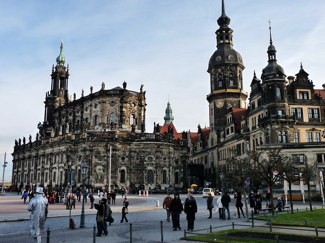 Der Theaterplatz in Dresden mit der Hofkirche