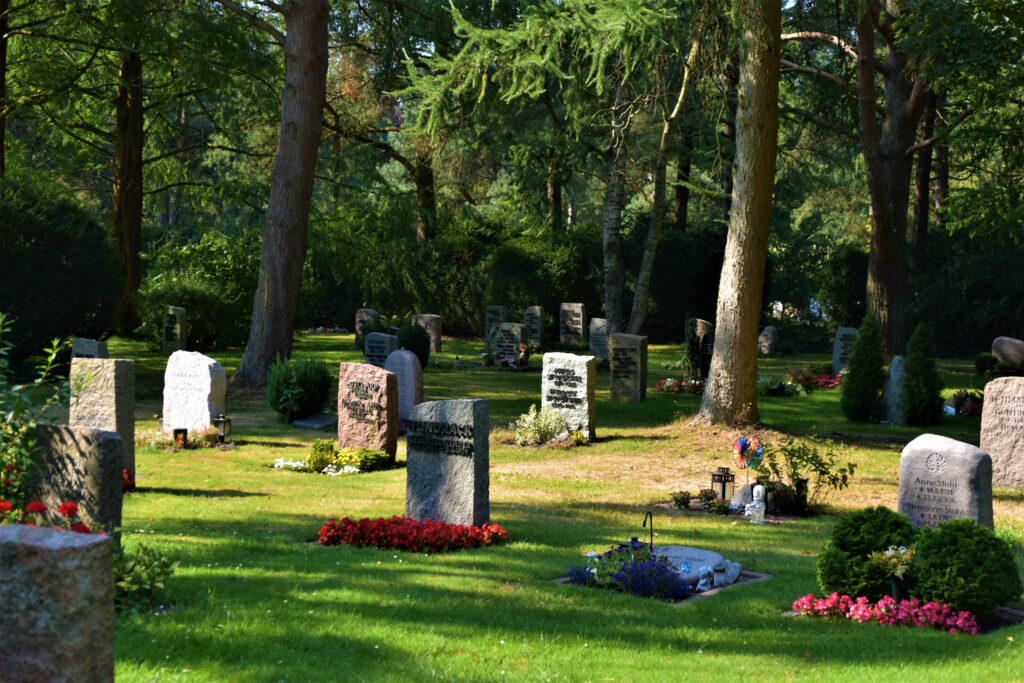 Bepflanzte Gräber auf einem Friedhof.