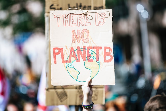 Schild einer Klimabewegung