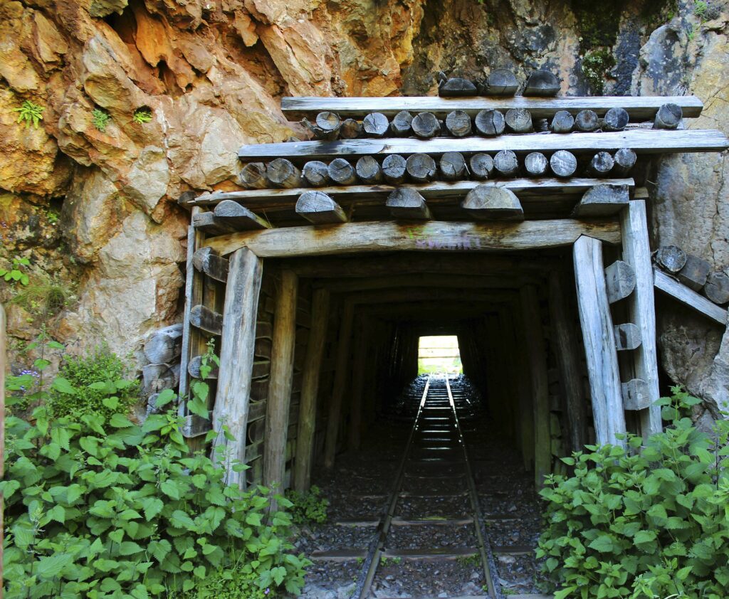 Der Eingang eines alten Bergwerks.