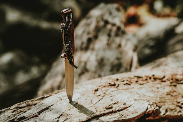 Outdoor Messer in einem Baum