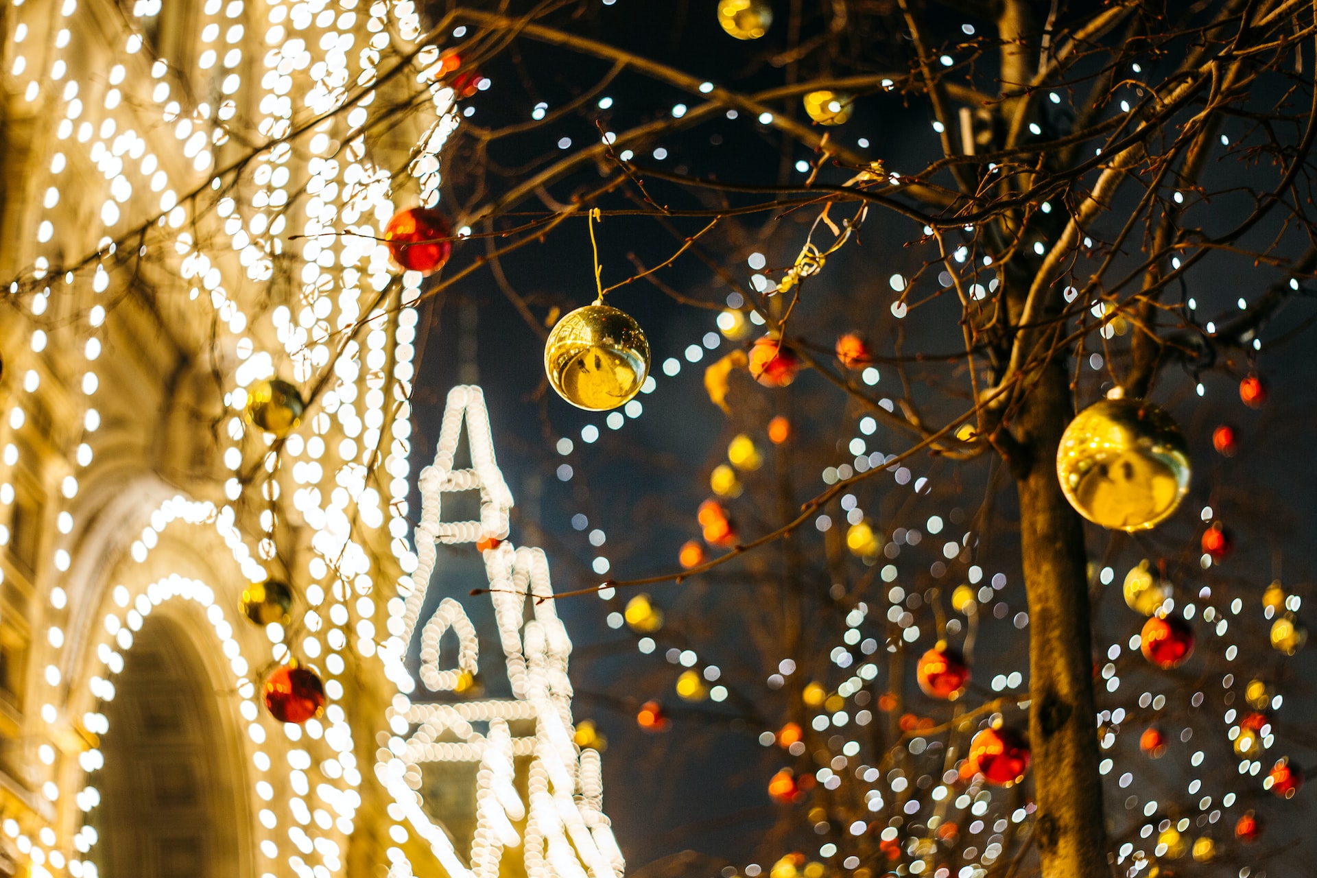 Weihnachtlich Geschmückter HOf mit Lichterkerzen