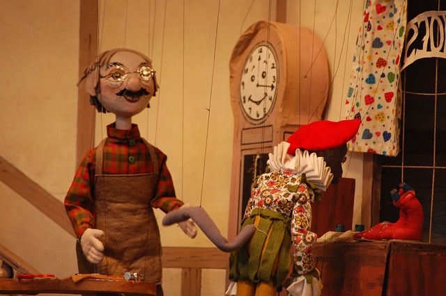 Die Marionetten zeigen ein Ausschnitt eines Puppentheaterstücks.