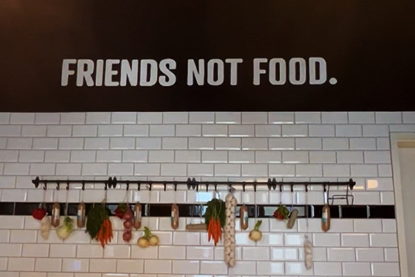 Ein Schild der veganen Fleischerei "Friends not food"