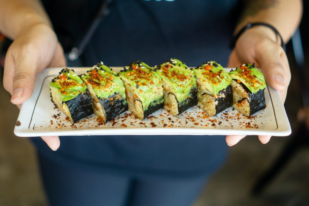 Frische Sushi-Rollen auf einem Teller