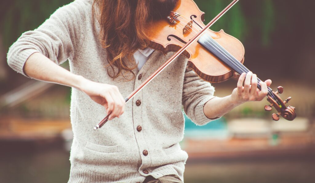 Eine Frau spielt Geige.