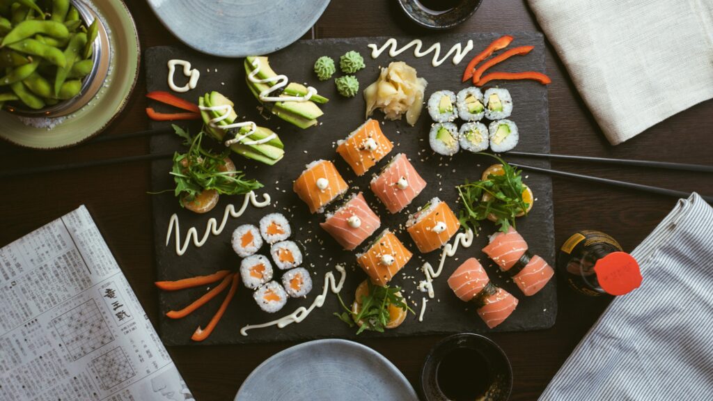 große dekorierte Sushi-Platte