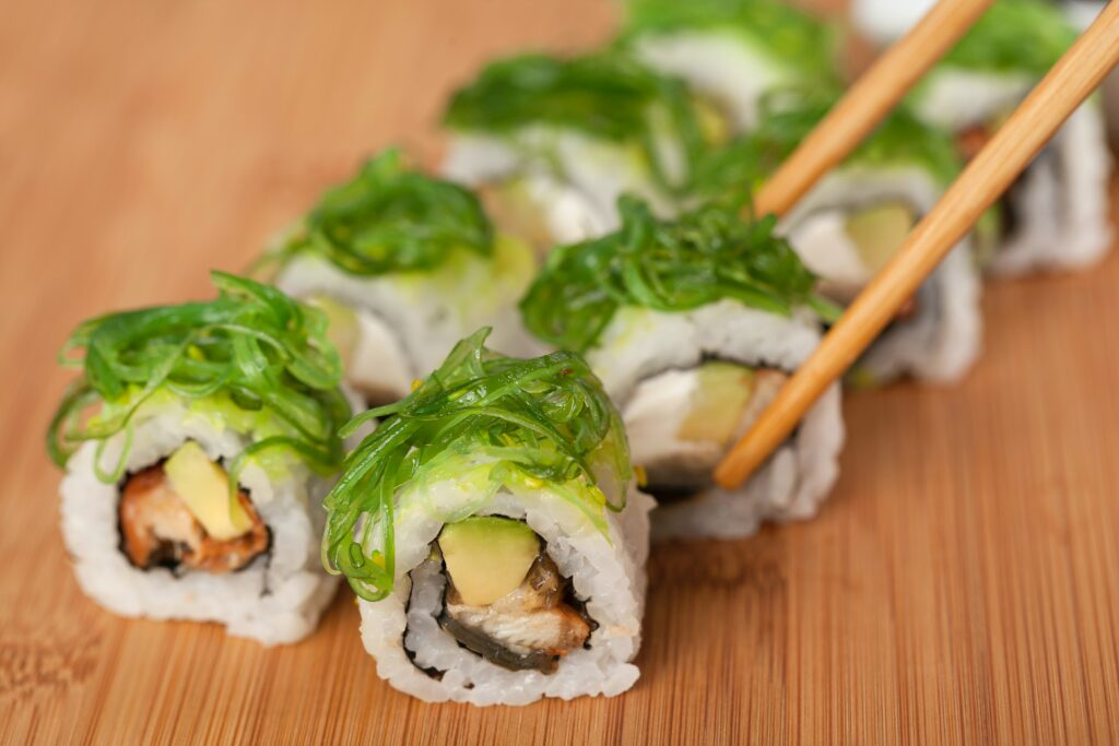 frische Sushi-Rollen mit grünen Algen