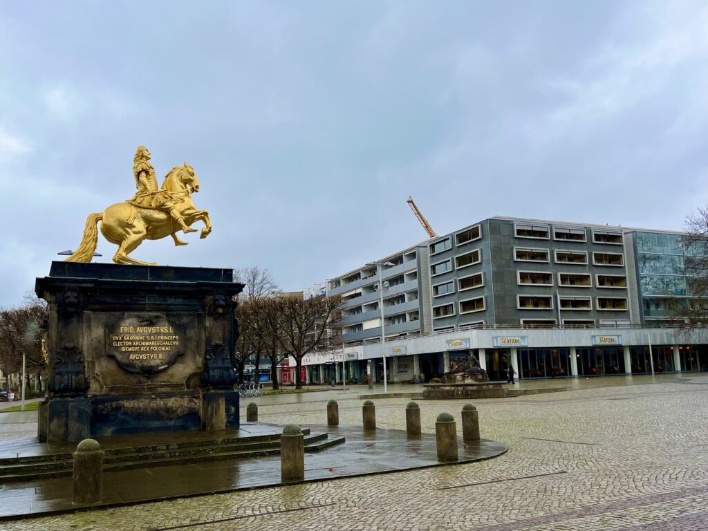 Barrierefreiheit und Dresden, Goldener Reiter, mit dem Rollstuhl über die Hauptstraße, barrierefreies Matzke und Bäckerei Schwerdtner