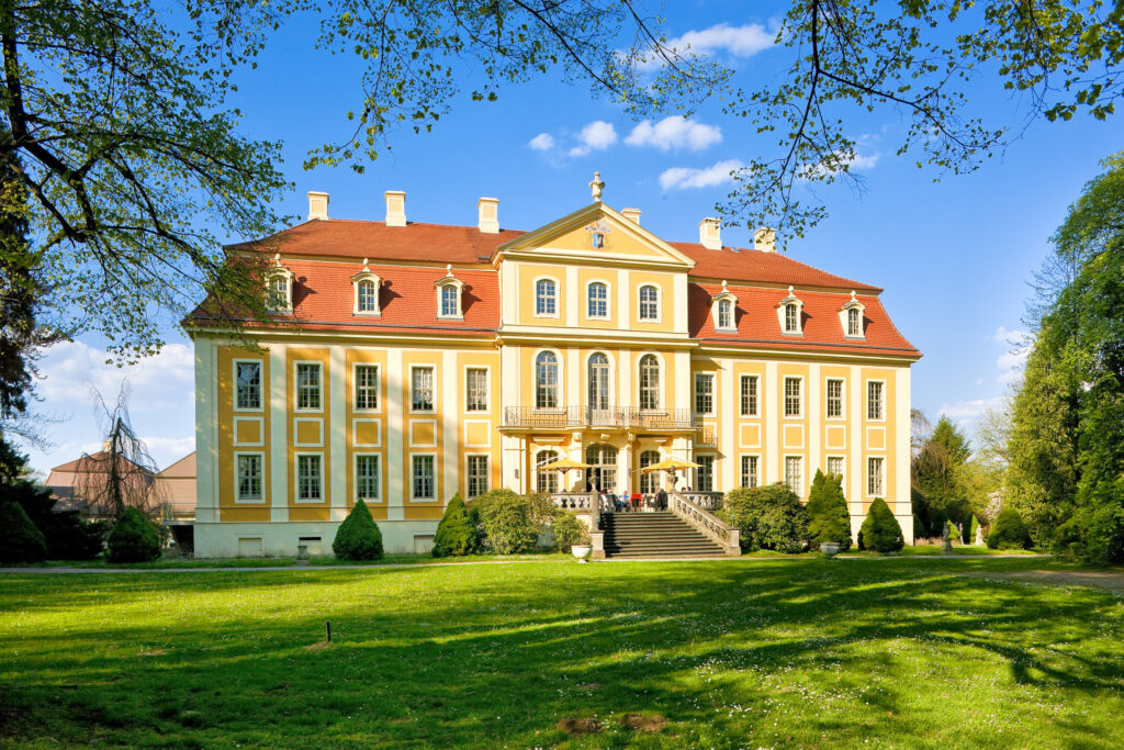 Das barocke Schloss Rammenau im begrünten Schlosspark