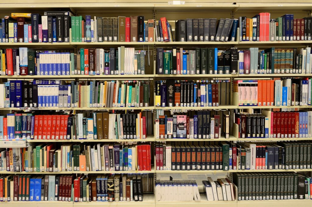 Bücherregal einer Bibliothek