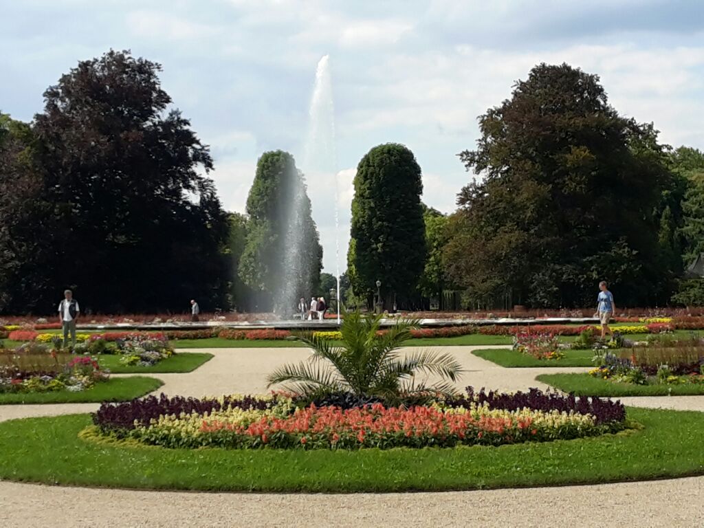 Park vor dem Schloss Pillnitz
