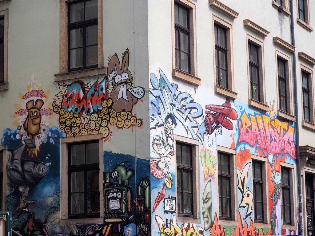 Buntes Graffiti auf einem Wohnhaus in der Neustadt