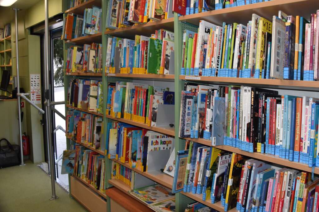 Ein volles Bücherregal im LKW der Fahrbibliothek
