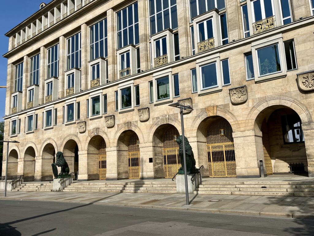 Die prunkvolle Goldene Pforte des Neuen Rathauses Dresden ist eine Sehenswürdigkeit.