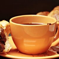Kaffeetasse und Crossaint pixabay