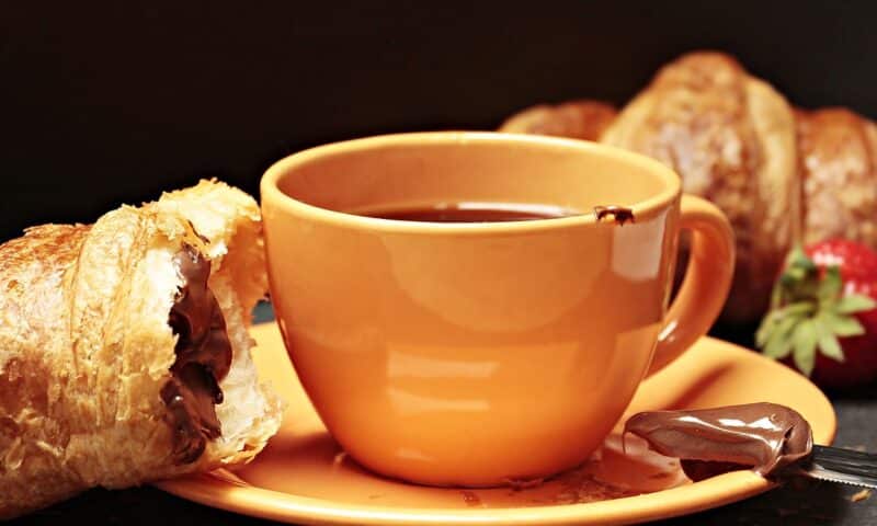 Kaffeetasse und Crossaint pixabay