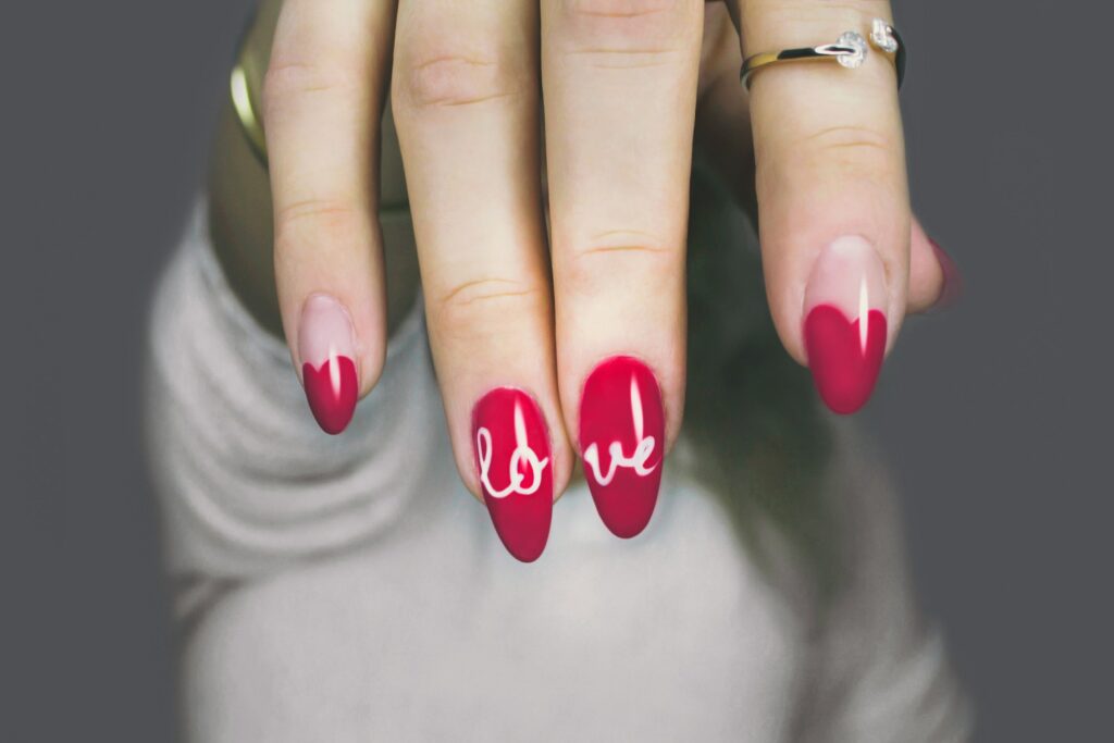 Rote Nägel mit dem Schriftzug "love"