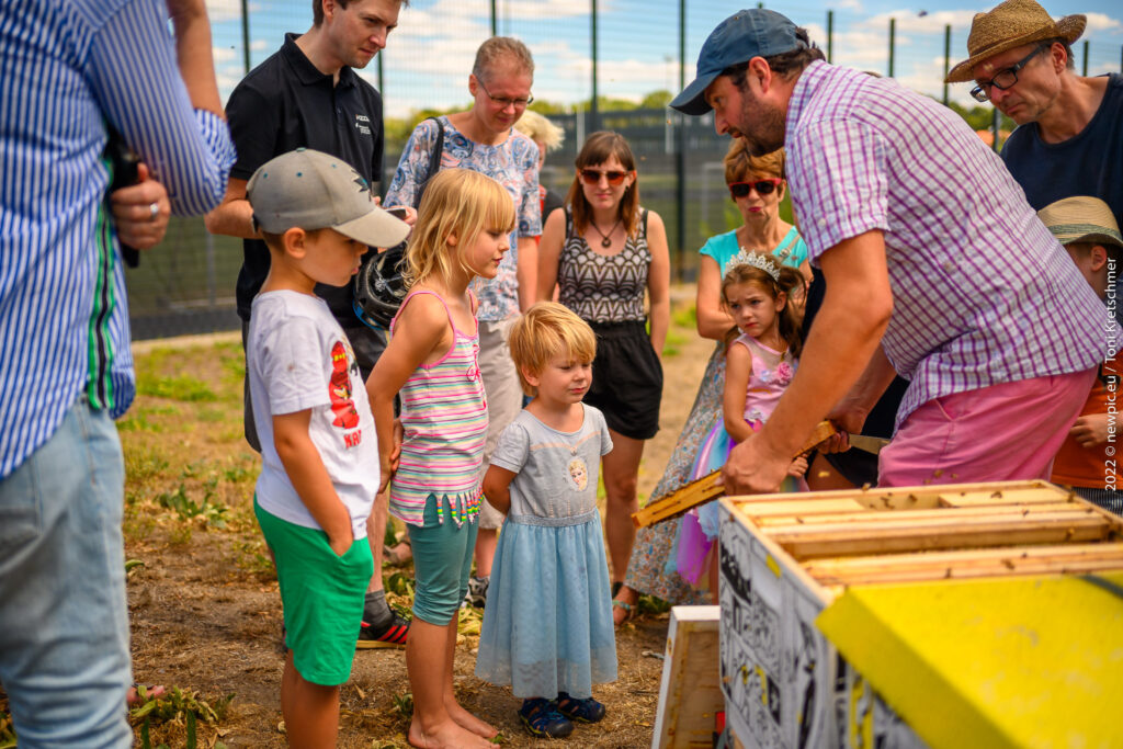 Den Kindern und Erwachsenen wird die Bienenkunde näher gebracht.