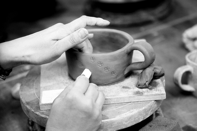 Eine Tasse aus Keramik wird selbst hergestellt.