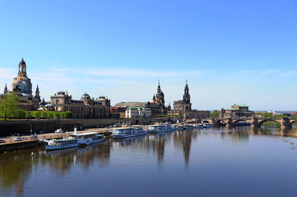 Segeln auf der Elbe, mit dem Segelclub Dresden-Wachwitz kann die wunderschöne Stadt Dresden und der Fluss auf anderen Wegen entdeckt werden