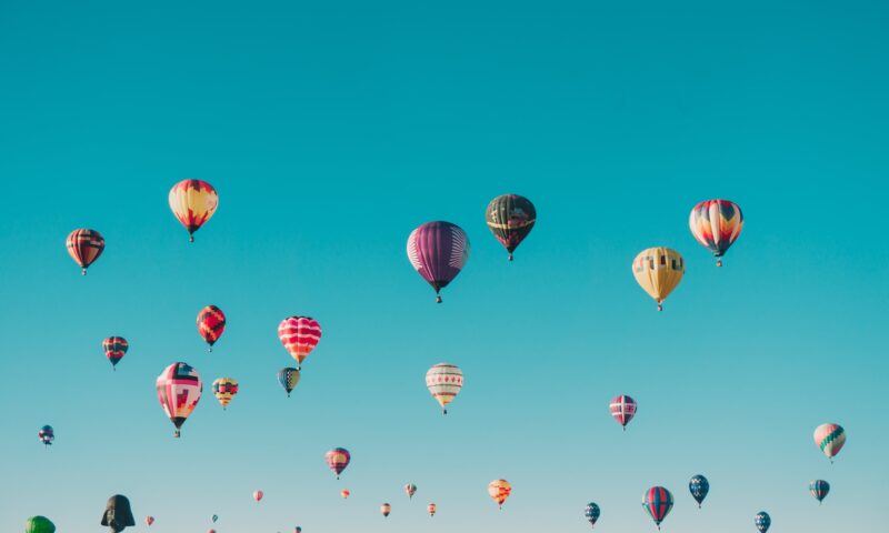 Heißluftballons am Himmel