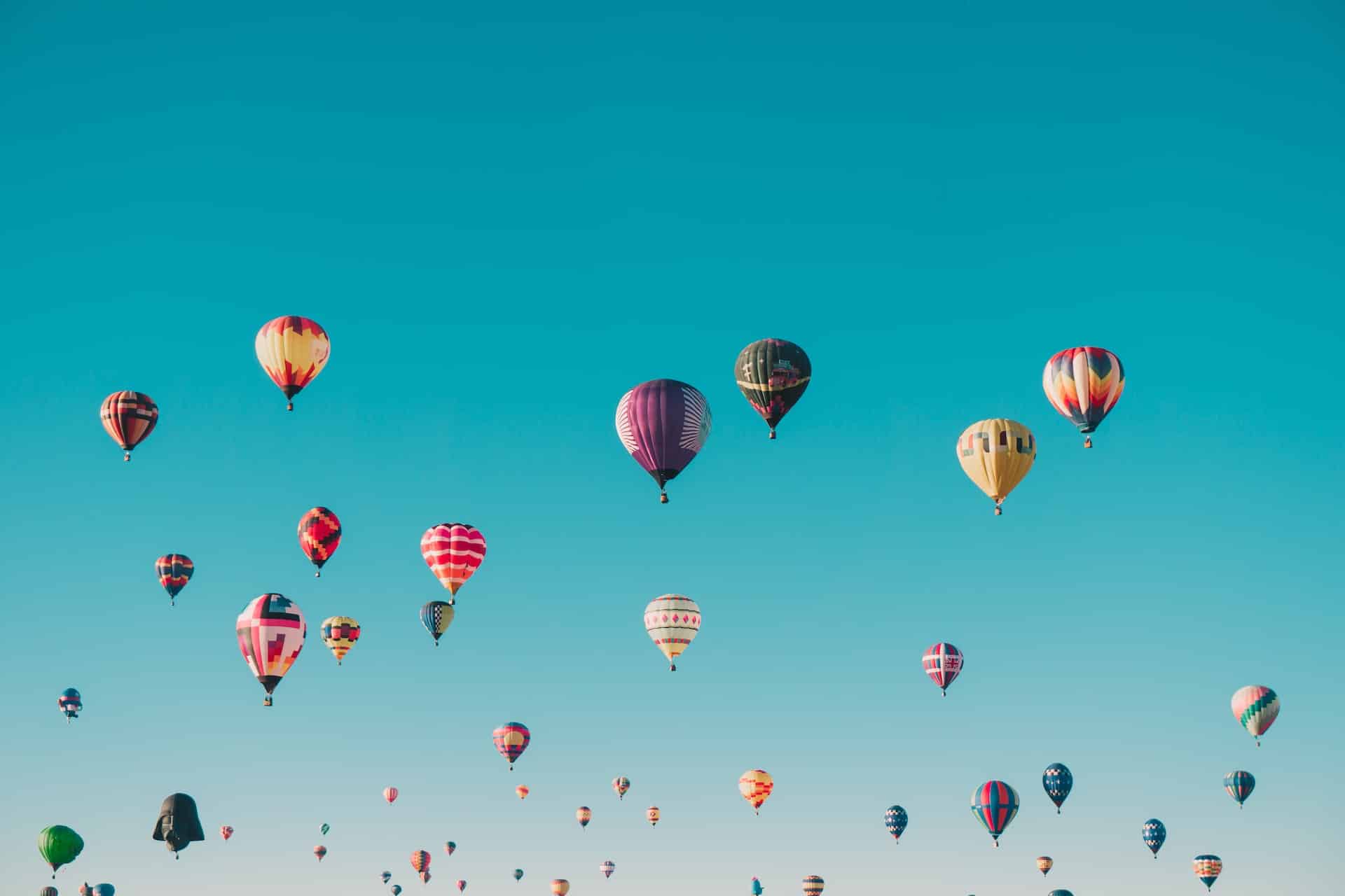 Heißluftballons am Himmel