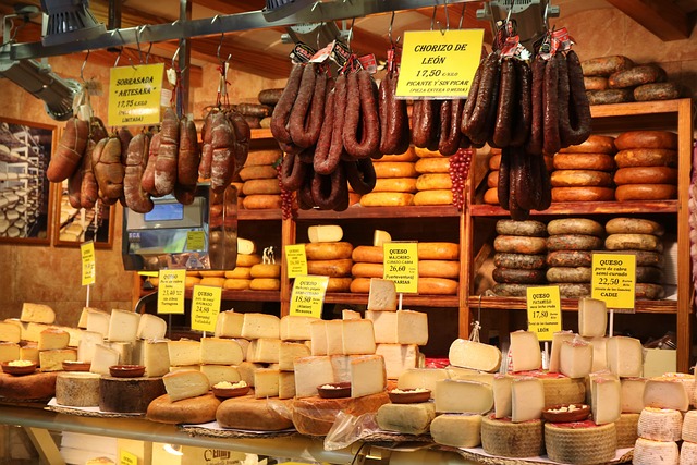 Fleisch-, Wurst- und Käseprodukte auf dem Wochenmarkt in Dresden