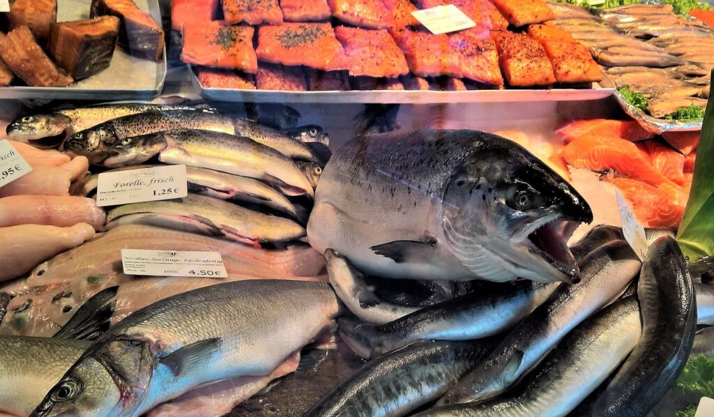 Fischangebot auf einem Wochenmarkt (unsplash)