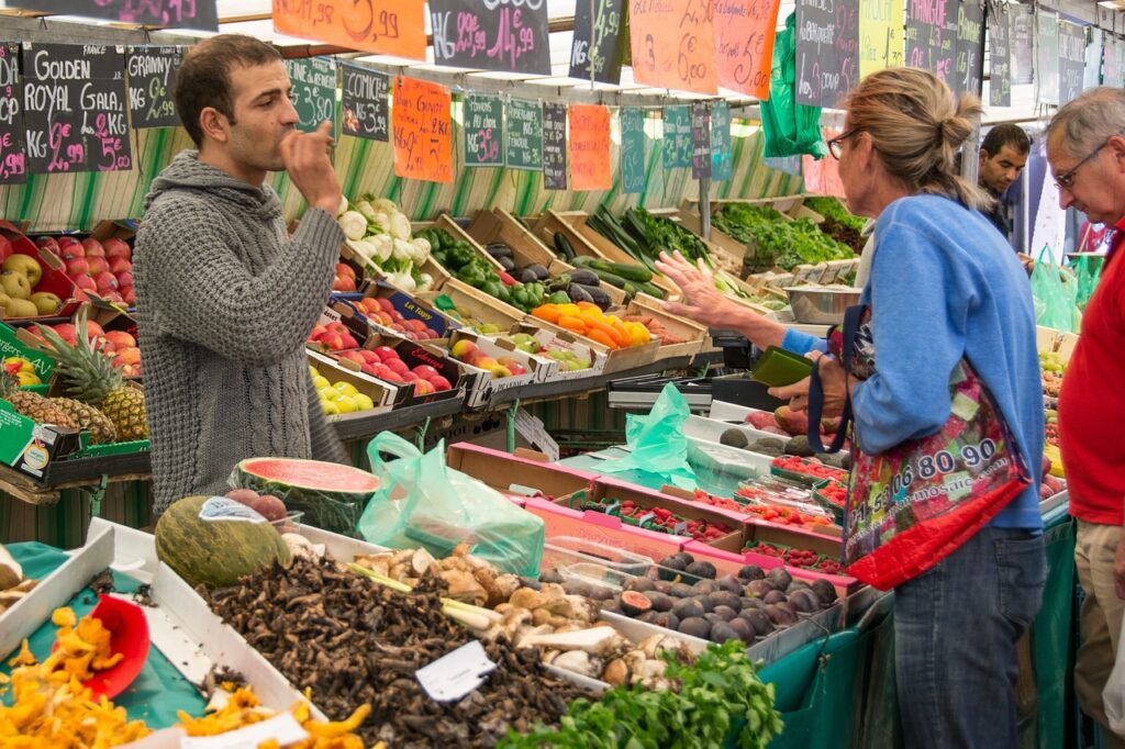 Saisonales Obst und Gemüse auf dem Wochenmarkt (pixabay)