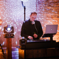 DJ Sascha Juranek am DJ Pult bei einer Feier