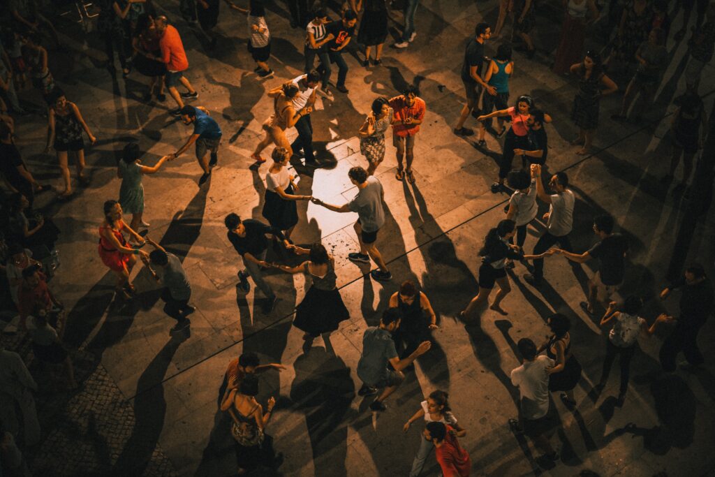 Menschen Tanzen auf einem großen Platz